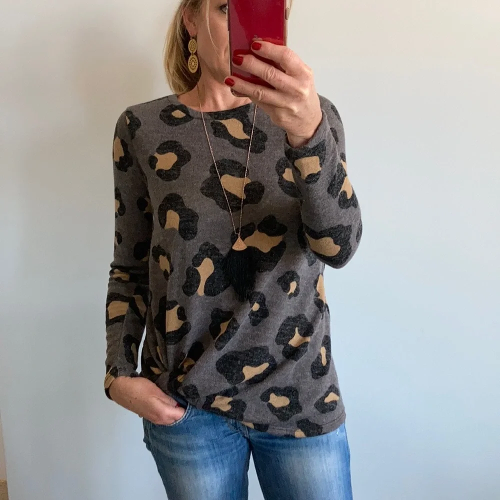 🚫SOLD🚫Leopard Print, Side Twist Tunic Top - Picture 2 of 9